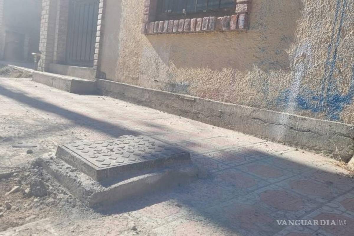 $!Jackie Campbell, vecina del sector, expresó su preocupación por el aumento del nivel de las banquetas, asegurando que esto podría generar inundaciones dentro de las viviendas en caso de lluvia.