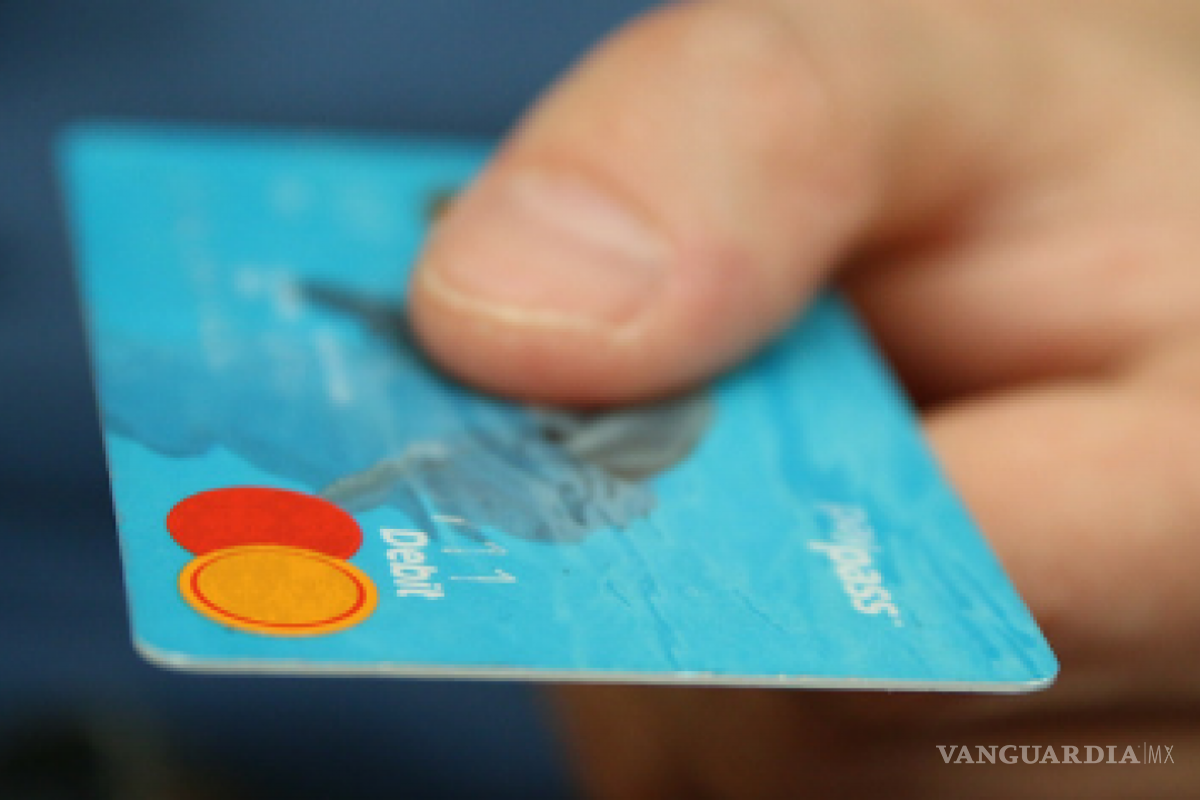 Pagar el mínimo de tu tarjeta te ‘estrangulará’, podrías pagar hasta 6 veces tu deuda