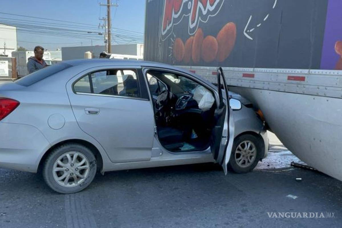 Accidente en periférico LEA Saltillo deja auto incrustado en tráiler por presunto exceso de velocidad