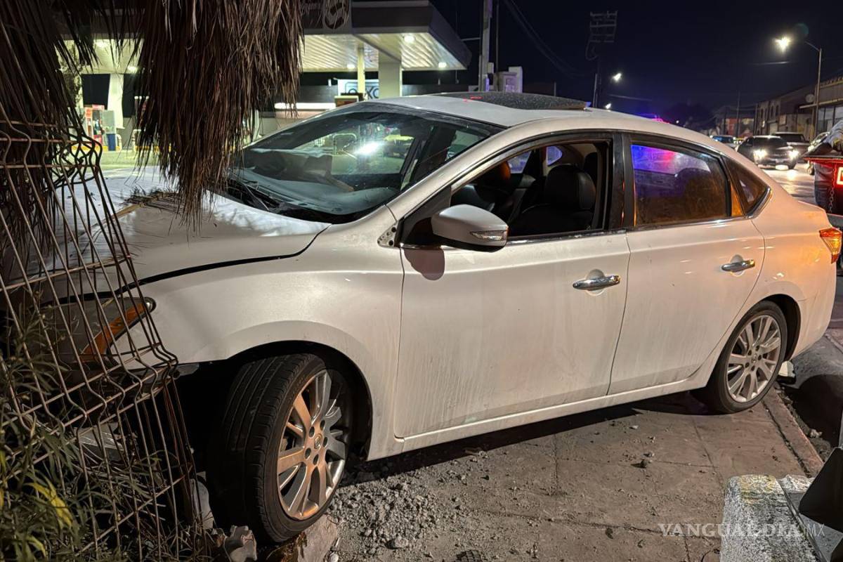 Choca contra base y es abandonado en el centro de Saltillo; tiene reporte de robo en Tamaulipas