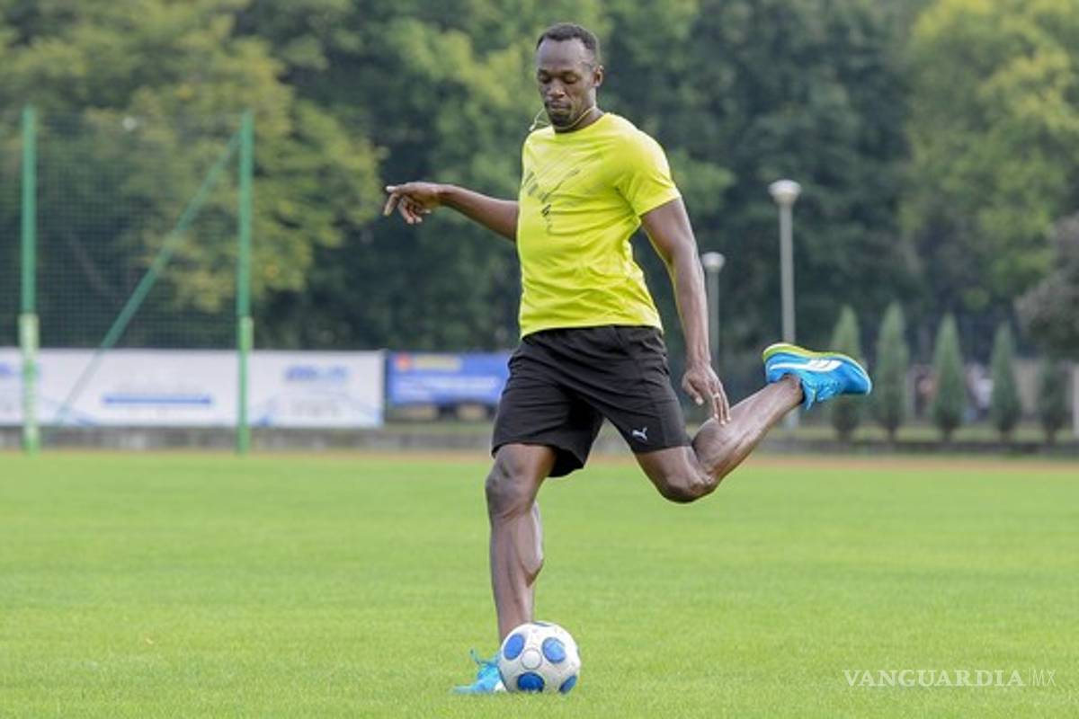 Usain Bolt va 'en serio' con el futbol