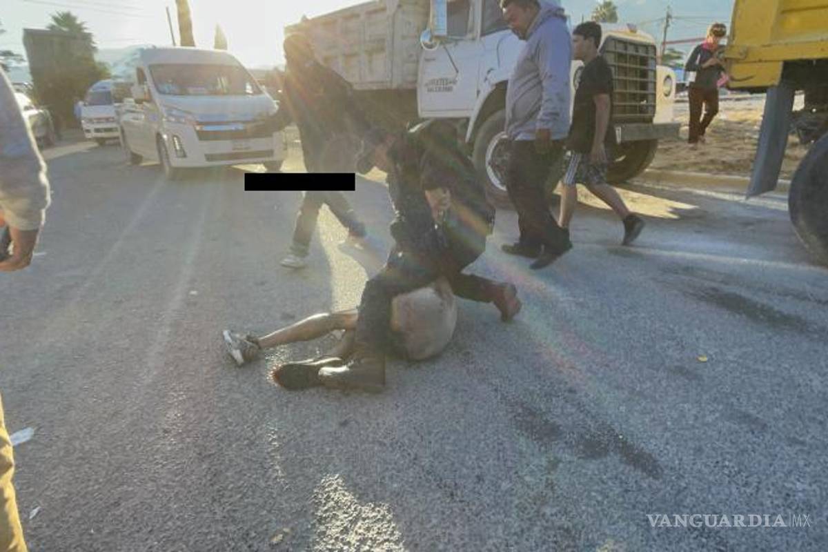 $!Policías finalmente sometieron al agresor después de que intentó escapar corriendo por la calle.