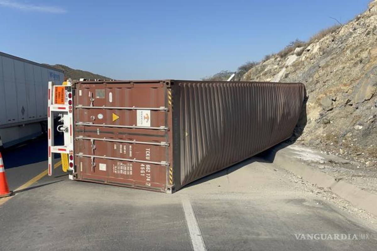 $!El accidente generó afectaciones temporales en la vialidad hasta que se liberó el carril obstruido.