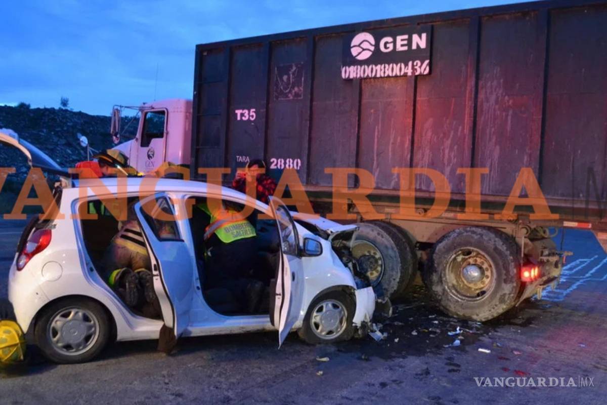 Muere conductor que se estrelló contra camión en la carretera Torreón