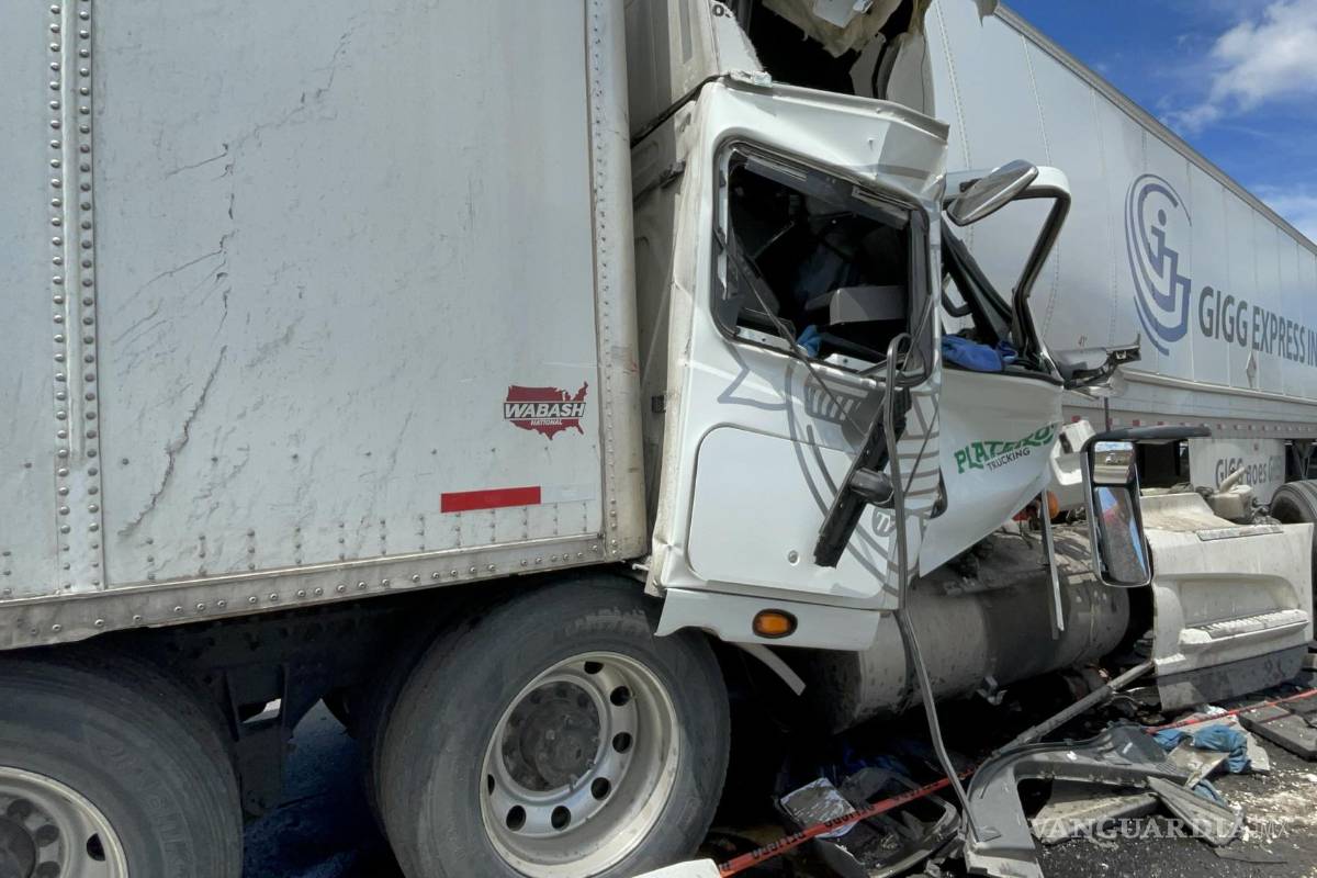 Trailero termina prensado y sin vida, en la carretera 57