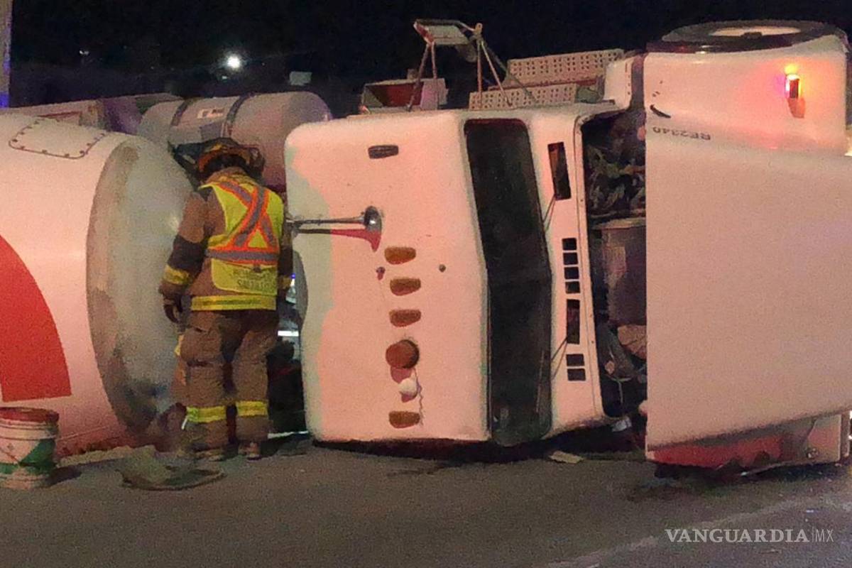 Se ‘revuelve’ en el pavimento; vuelca revolvedora en bulevar de Saltillo