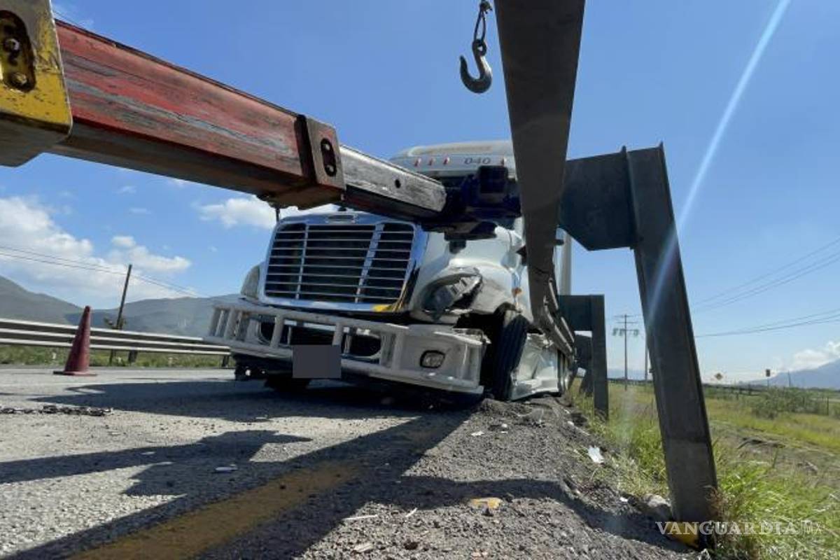 Dormita trailero y se va contra la barra de contención en la carretera Monterrey-Saltillo