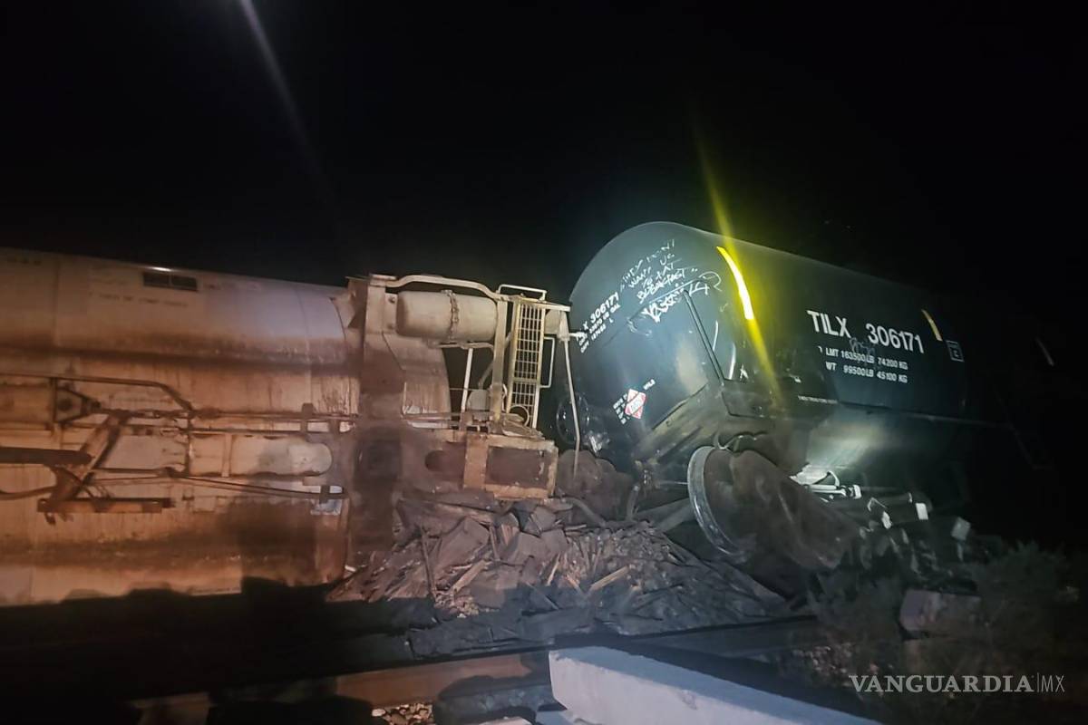 Se descarrilan diez vagones del tren en Parras; uno de ellos transportaba gas LP