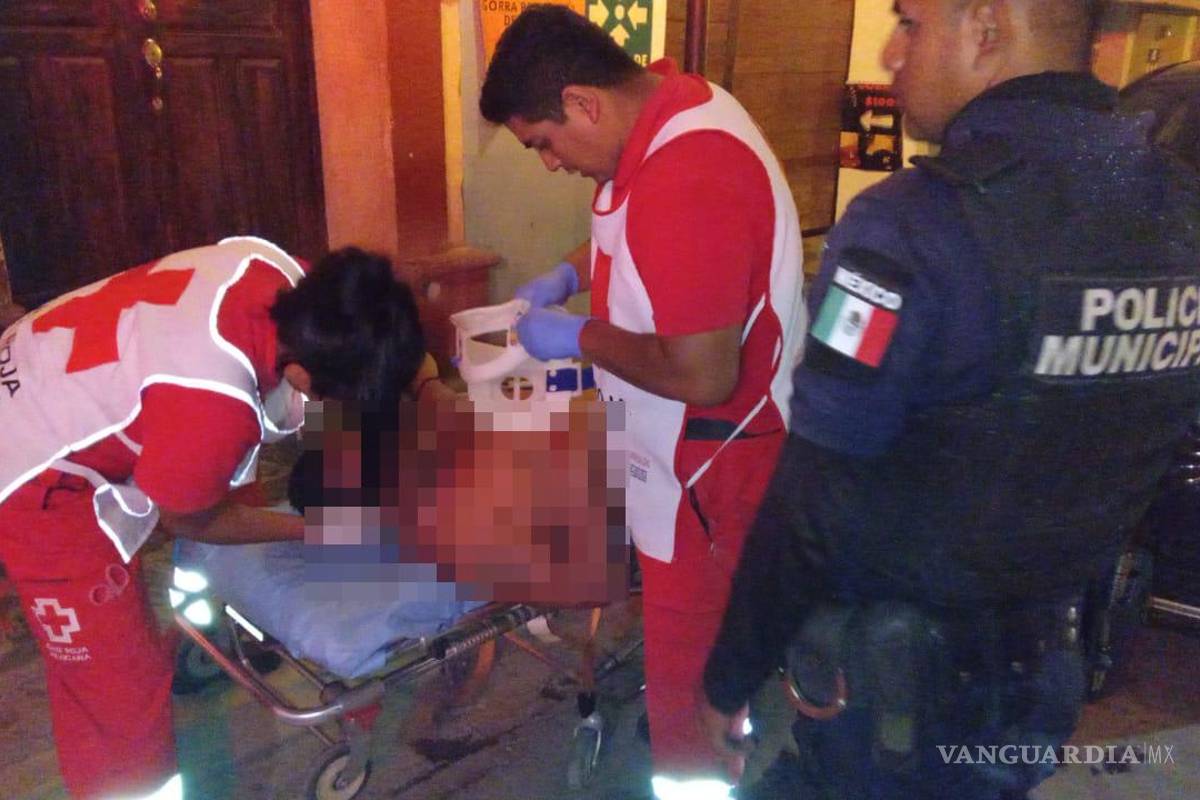 Atacan con arma blanca a un hombre tras pelea en el centro de Parras