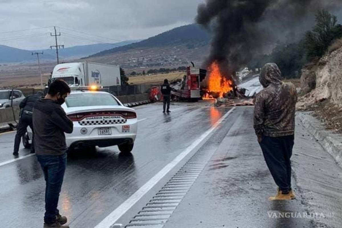 Carreteras Saltillo-Monterrey y 57 son paralizadas por accidentes; vehículos quedan varados por horas