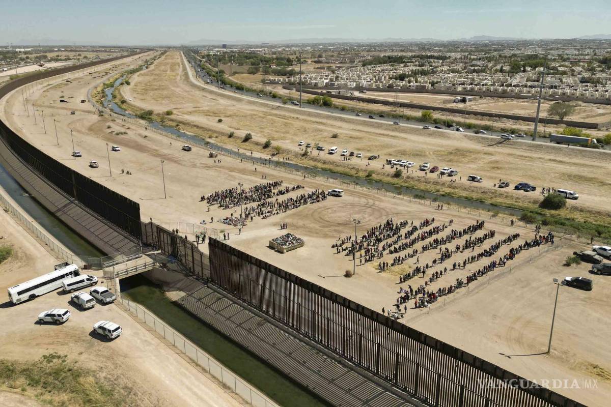 $!Fotografía aérea muestra a cientos de migrantes mientras esperan junto al muro fronterizo en El Paso, Texas.