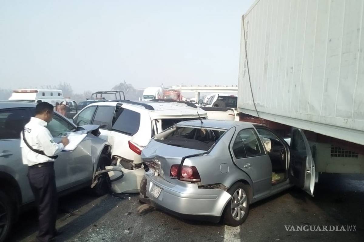 Carambola de 15 vehículos deja cinco muertos en Veracruz