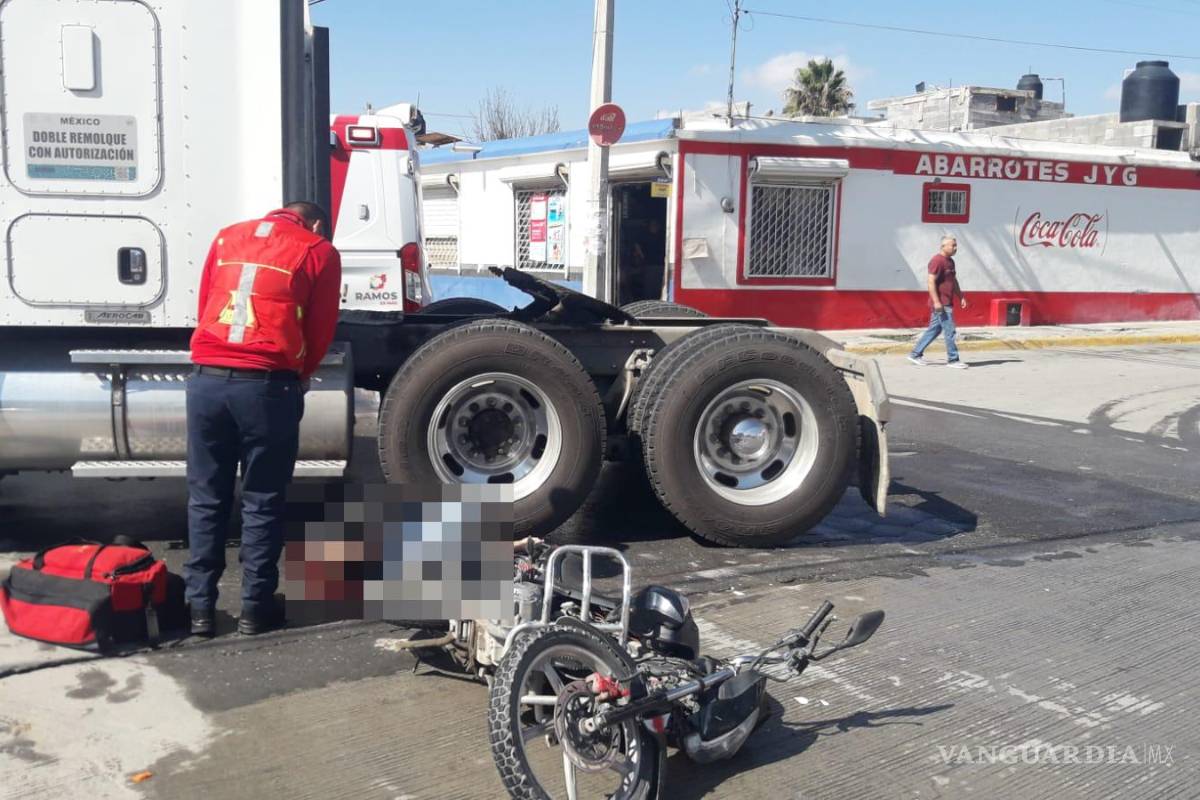 Motociclista se debate entre la vida y la muerte; fue arrollado junto a su hijo de 7 años por tráiler en Ramos Arizpe