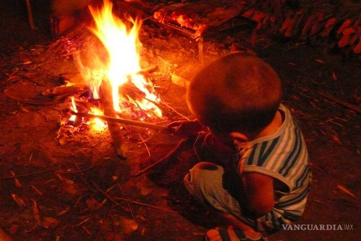 Niño rocía solvente y prende fuego a otro menor en León