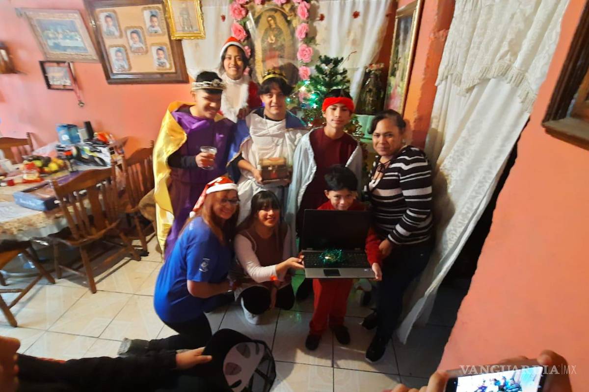 Fundación saltillense regala computadoras, para que niños no dejen la escuela