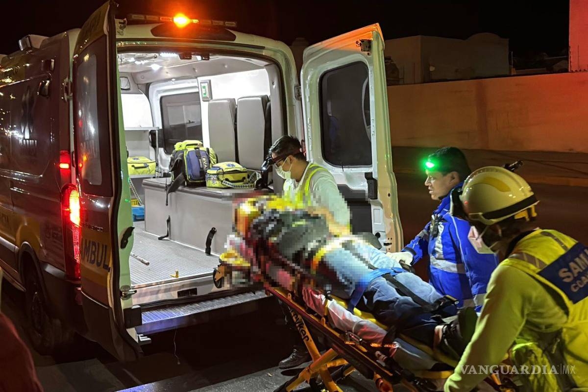 Choca por alcance a motociclista y lo deja lesionado al sur de Saltillo; responsable huye