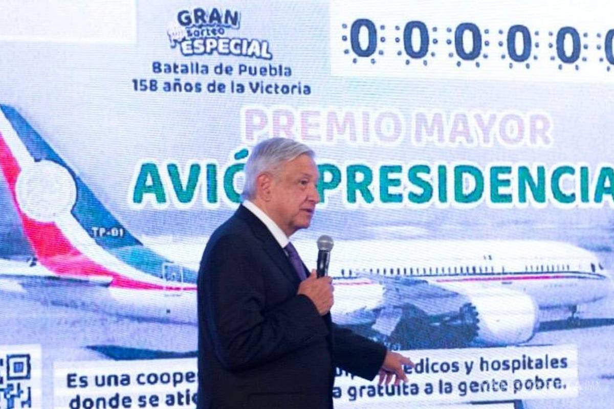 AMLO niega que se obligue a burócratas a comprar 'cachitos' para rifa de avión