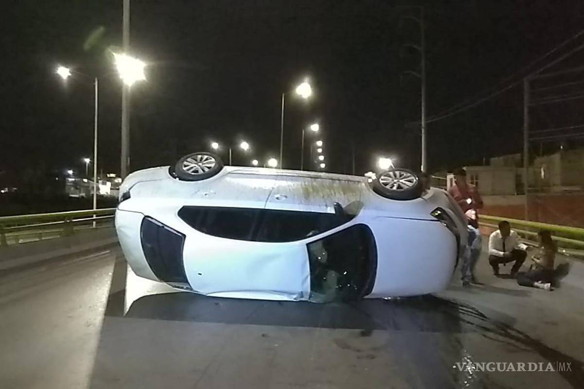 ‘Por indecisión’ mujer termina volcada sobre periférico LEA en Saltillo