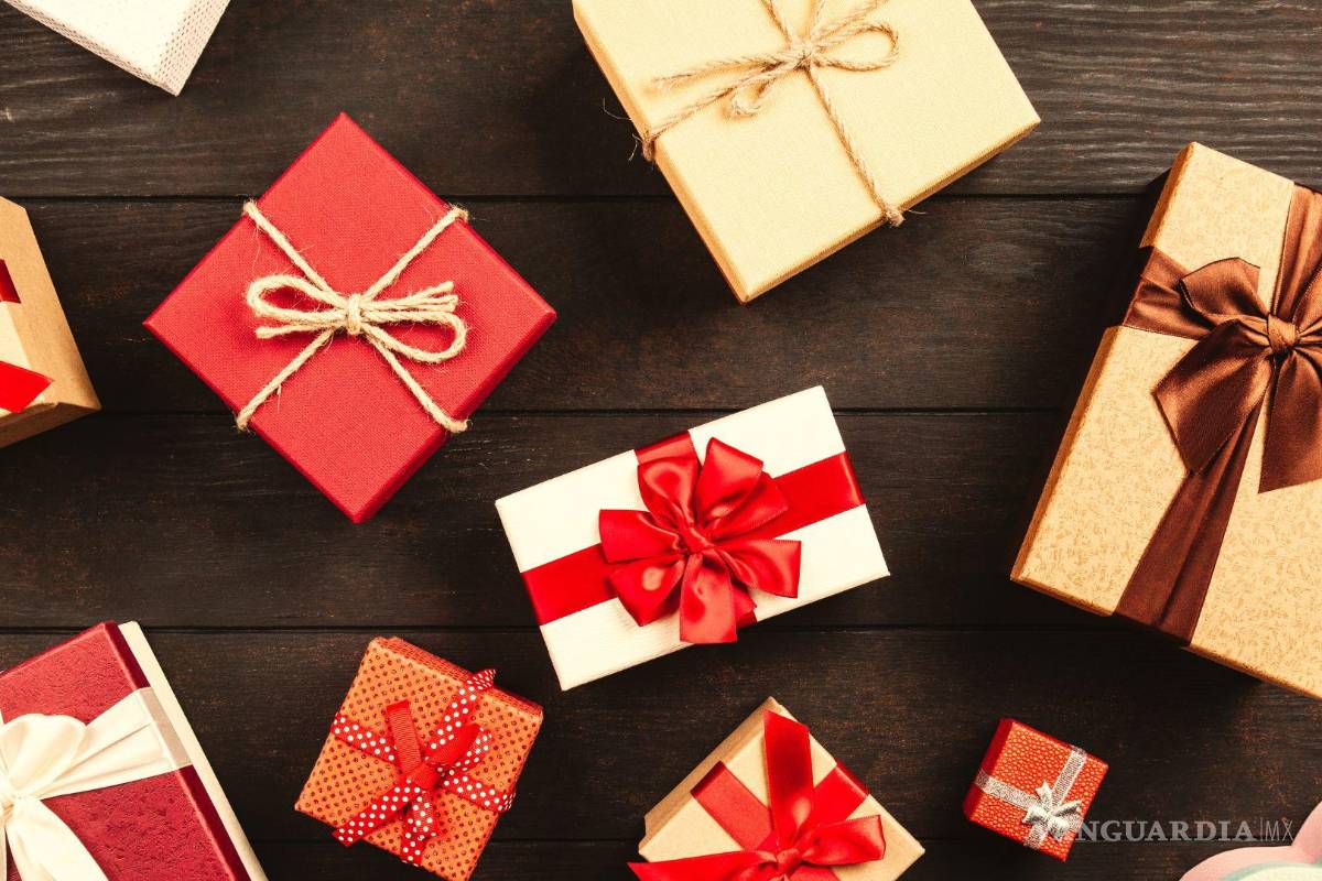 $!Los regalos se ponen a disposición de todos y el dado determina quién toma uno.