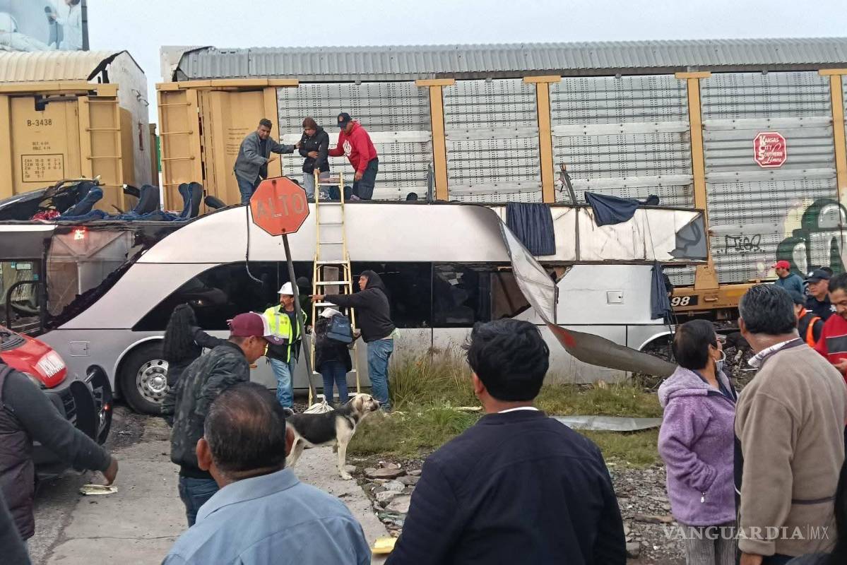 Aumenta a diez los muertos por accidente de un tren con autobús, en el Estado de México