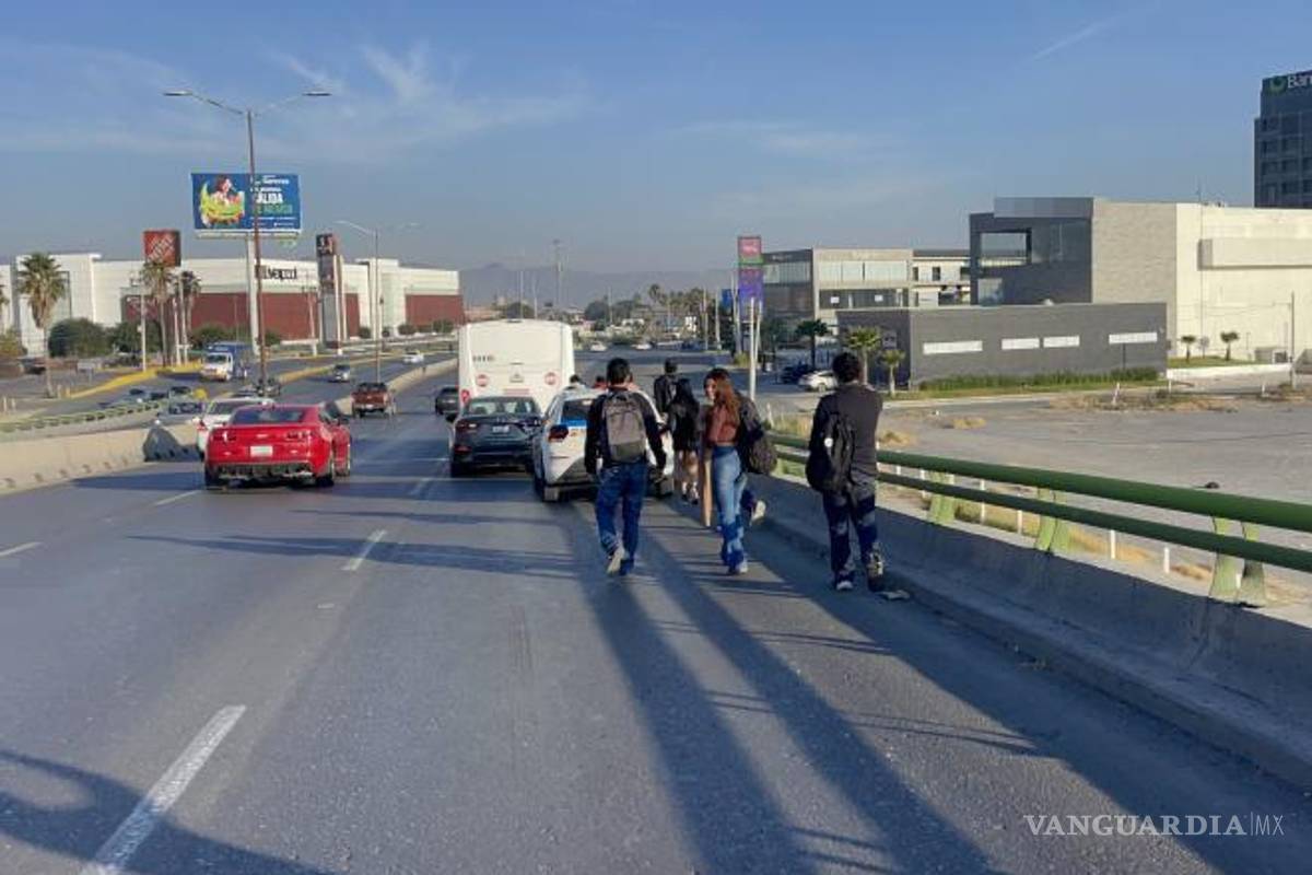 $!Estudiantes de la Universidad Tecnológica de Coahuila fueron trasladados en otra unidad.