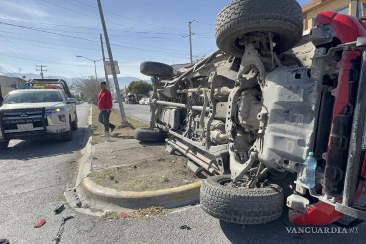 $!Elementos de Tránsito Municipal realizaron el peritaje y turnaron el caso al Ministerio Público, ya que ambos conductores aseguraron haber tenido la luz verde del semáforo.