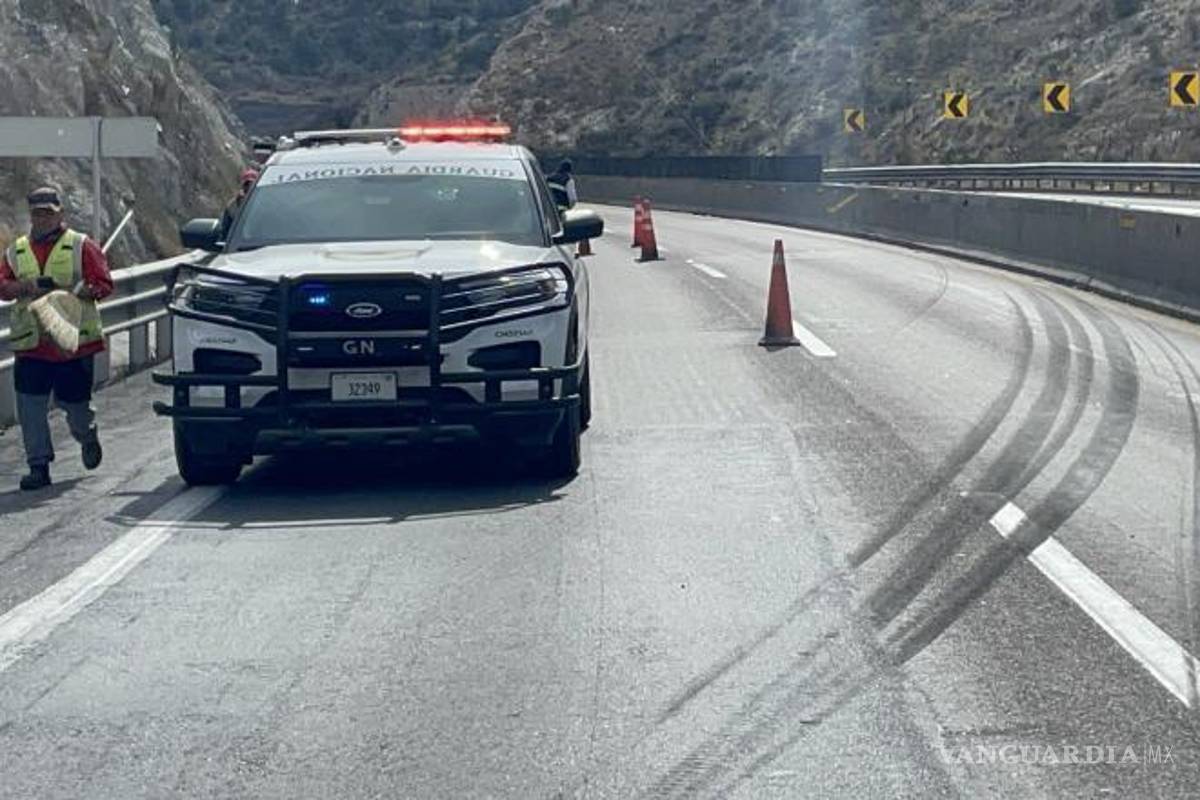 $!La circulación con dirección a Saltillo fue cerrada mientras se realizaban las maniobras de retiro.