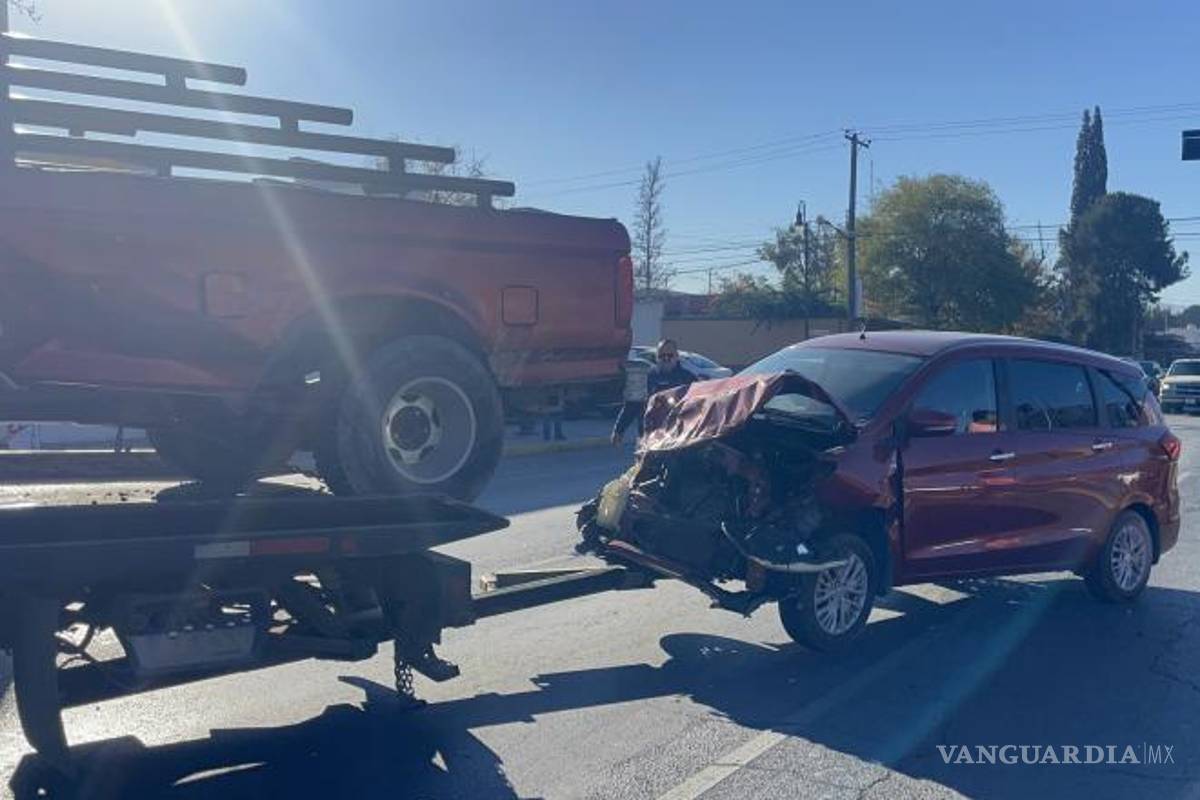 $!Elementos de la Policía Municipal acudieron al cruce de De la Fuente y Plan de Guadalupe tras el reporte del choque.