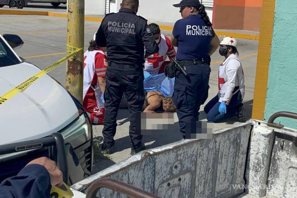 $!Personal de la Cruz Roja acudió al cruce de Mariano Abasolo y Francisco Zarco para confirmar que la víctima ya no contaba con signos vitales.