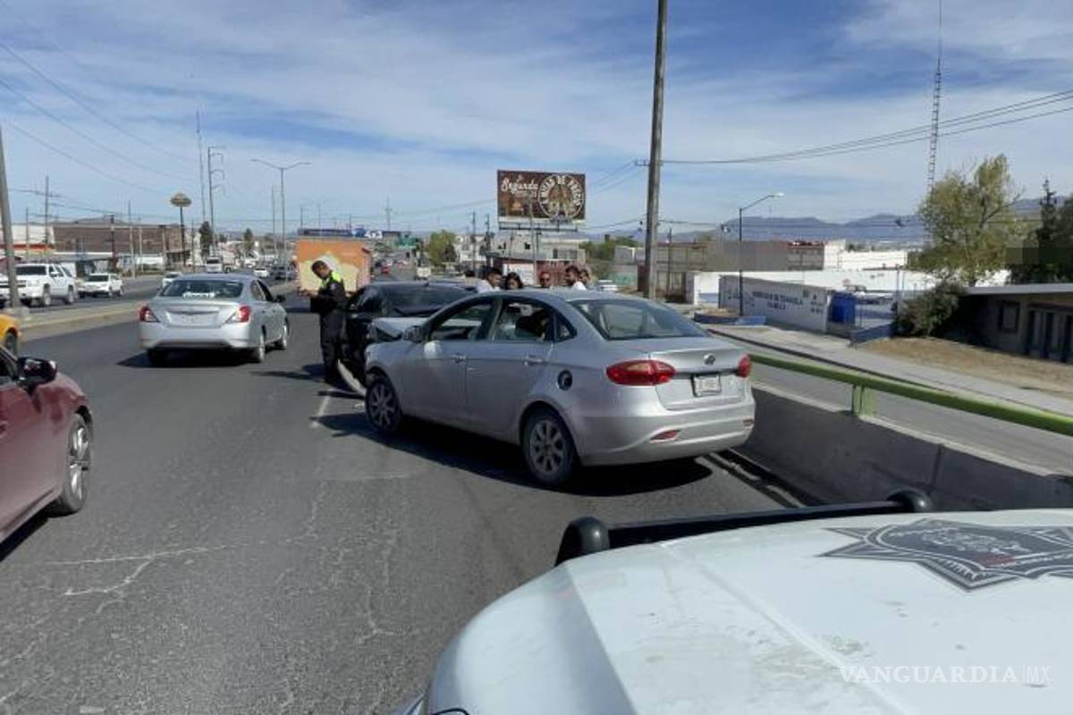 $!La Policía Municipal de Tránsito realizó el peritaje y los vehículos fueron retirados para liberar la vialidad.