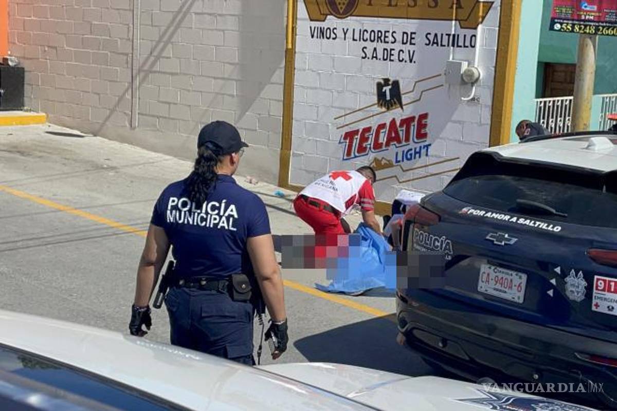 $!Vecinos identificaron a la persona como “La Chapis”, quien presentaba golpes en rostro y mano derecha al momento del hallazgo.