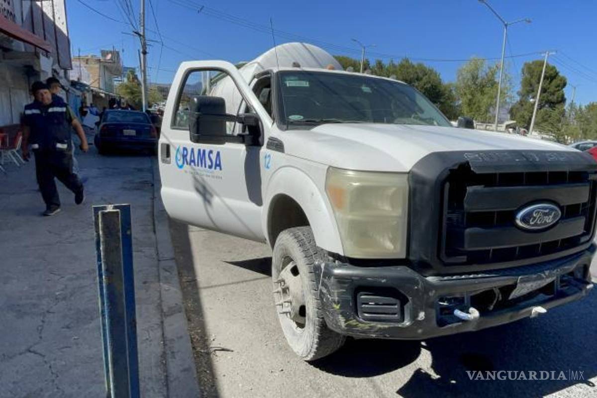 $!Protección Civil realizó labores para eliminar riesgos tras el accidente vial registrado alrededor del mediodía.