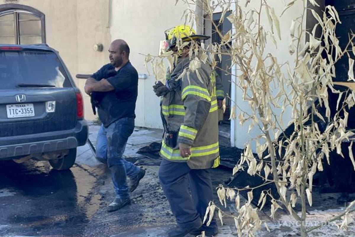 $!El dueño de la camioneta logró poner a salvo a un gato.