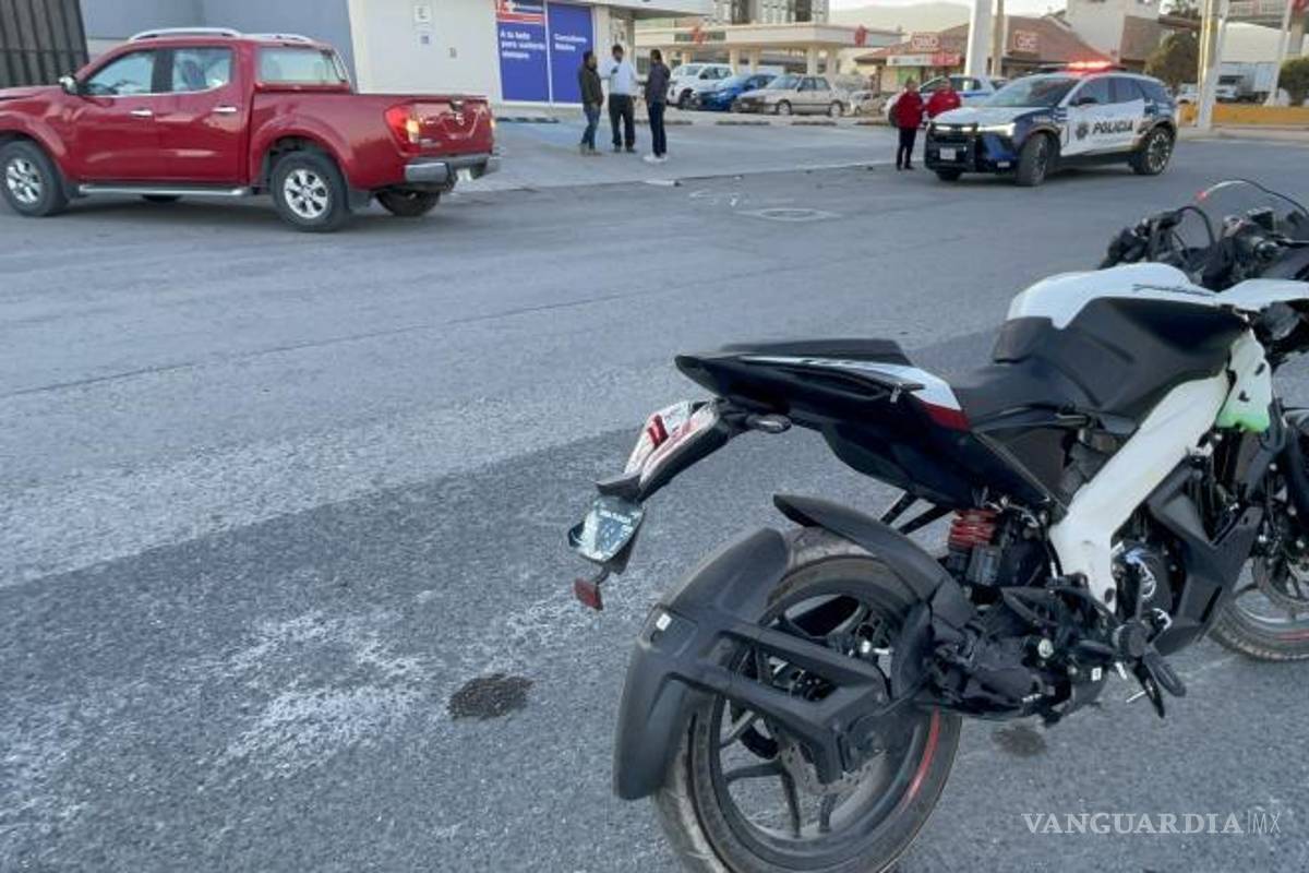 $!Paramédicos y testigos auxiliaron al motociclista lesionado en el bulevar Isidro López Zertuche, tras el fuerte impacto ocurrido la mañana de este miércoles.