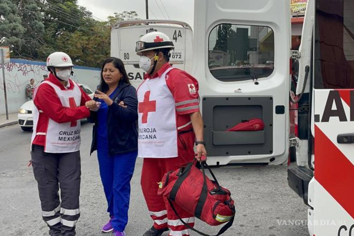 $!Paramédicos de la Cruz Roja atendieron a la conductora lesionada en el lugar.