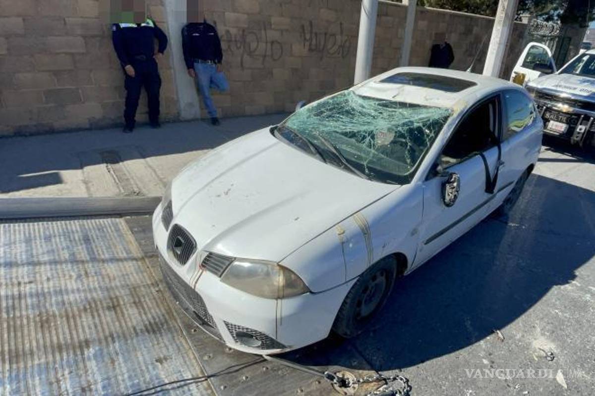 $!El automóvil fue enderezado y retirado con apoyo de una grúa para liberar la vialidad.