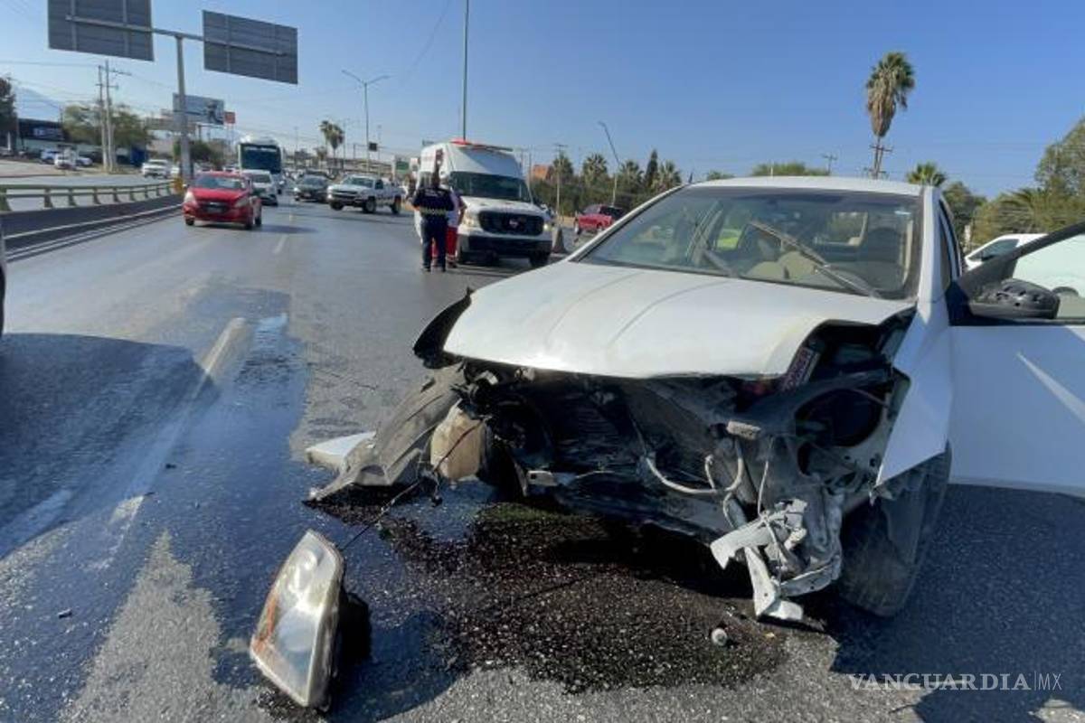$!El vehículo terminó sobre sus neumáticos tras volcar dos veces en pleno bulevar Venustiano Carranza.