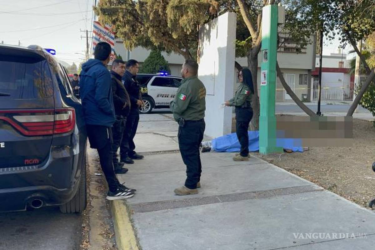 $!Autoridades acordonaron la plaza pública de la colonia República tras el hallazgo de una persona sin vida.