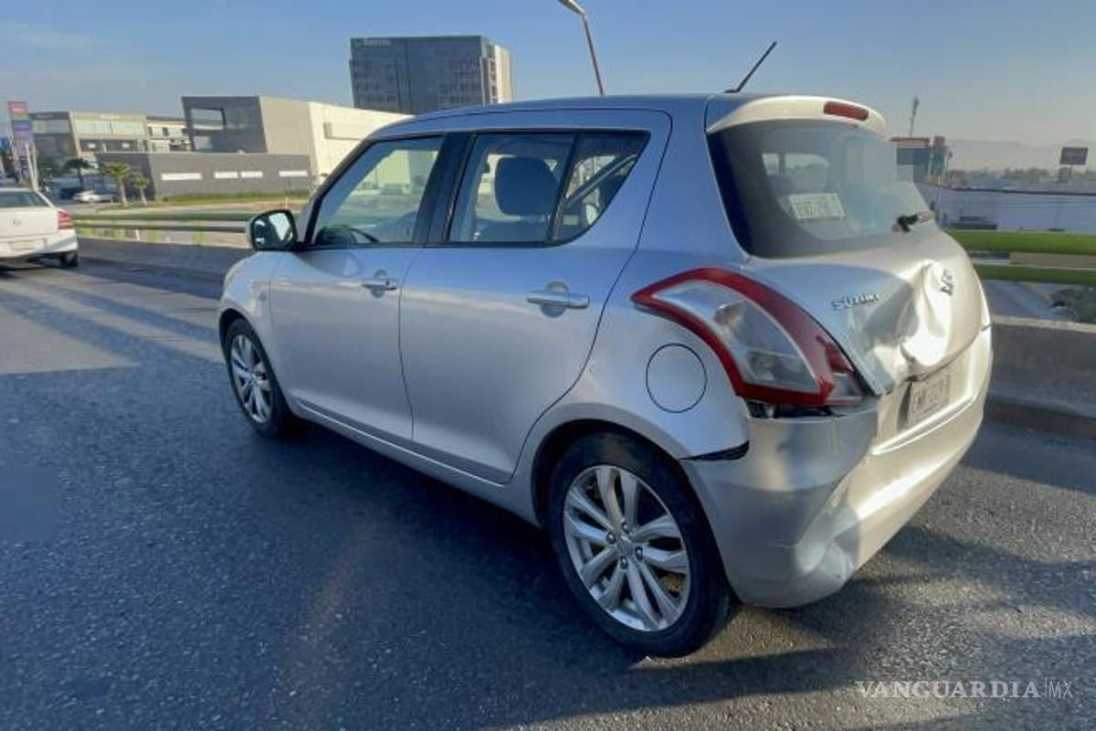 $!El Suzuki Swift fue proyectado contra otro vehículo tras el impacto inicial del camión de transporte.