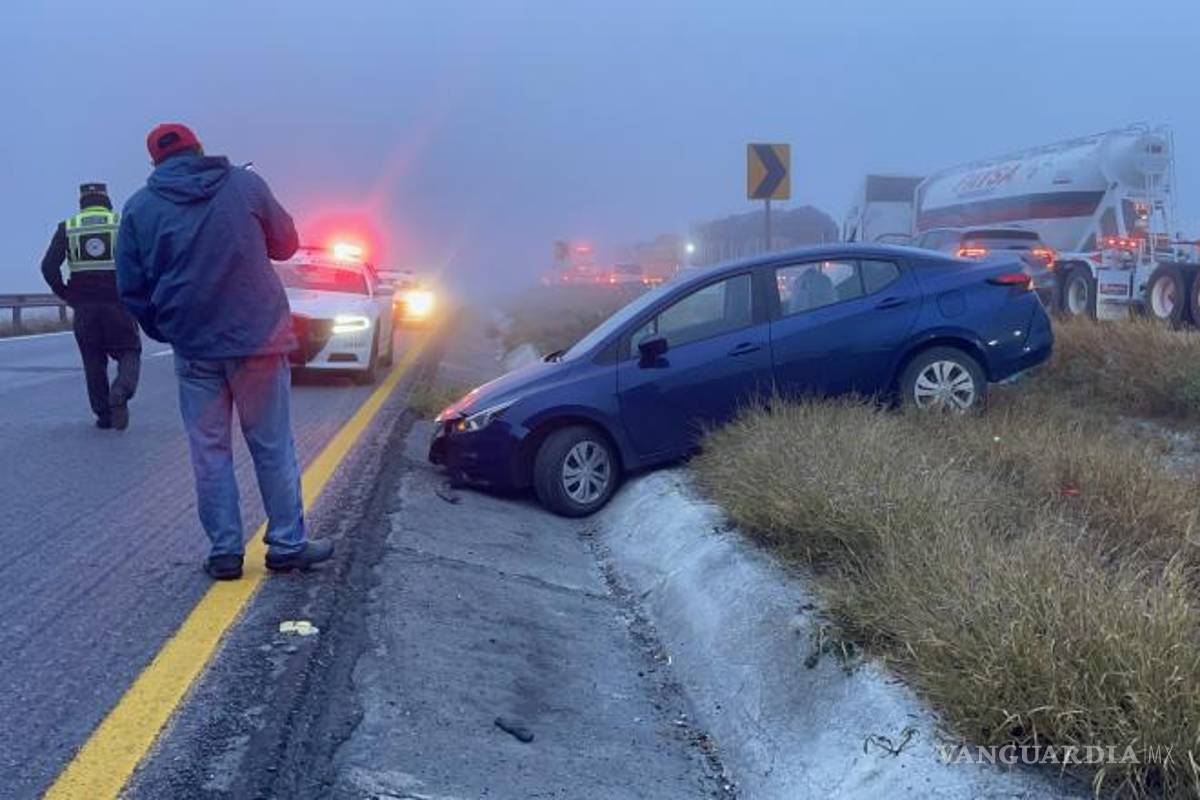 $!El Nissan Versa quedó varado en la zanja pluvial del camellón central tras intentar un retorno no habilitado.