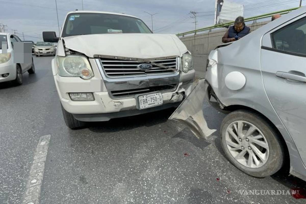 $!La camioneta Ford Explorer quedó detenida sobre el periférico Luis Echeverría tras el choque por alcance.