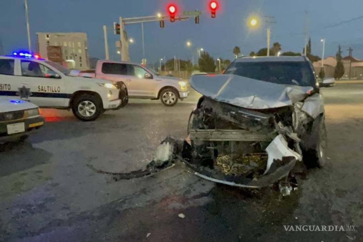 $!El impacto se produjo cuando la camioneta no respetó la luz roja del semáforo.
