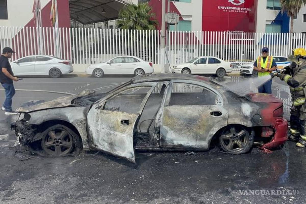 $!El incendio se propagó con rapidez y en cuestión de minutos redujo a chatarra el automóvil Dodge Stratus que circulaba con rumbo a Nazario Ortiz Garza.