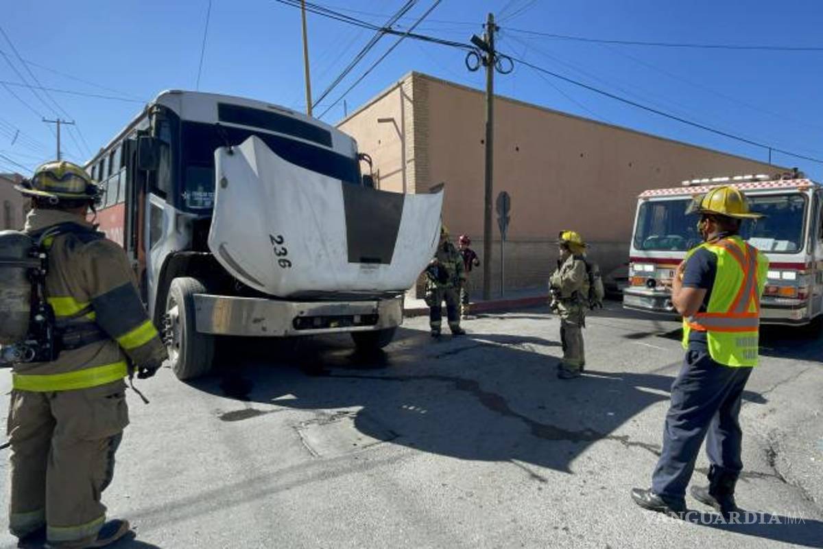 $!Personal del Cuerpo de Bomberos acudió al sitio para sofocar las llamas y eliminar riesgos en la Zona Centro.