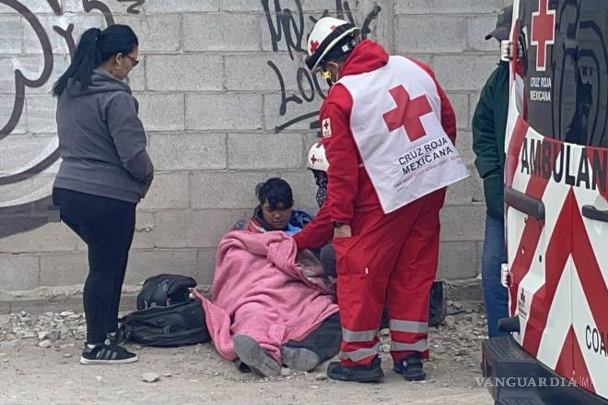 $!Paramédicos de la Cruz Roja atienden al joven lesionado tras el derrape en la colonia El Tanquesito.