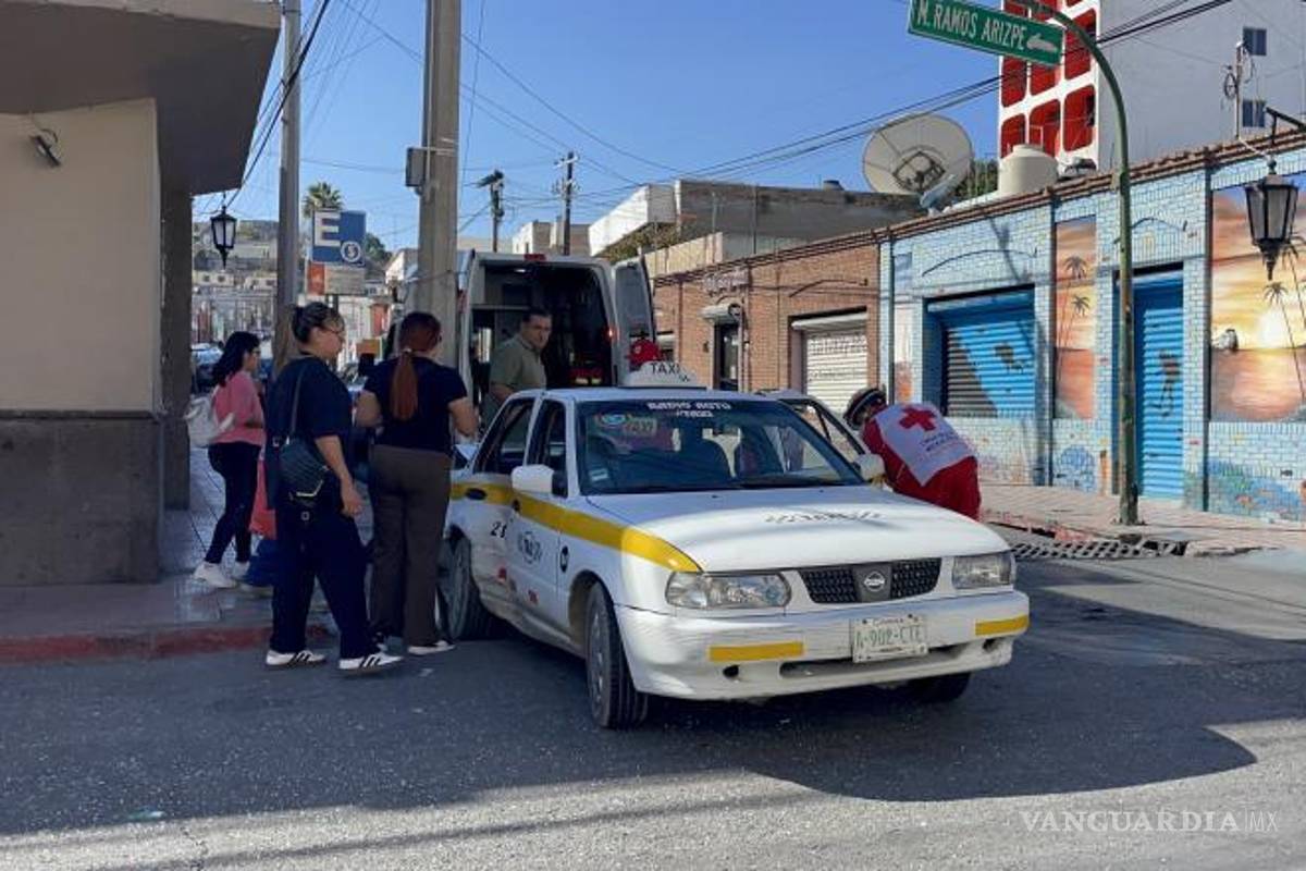 $!Personal de Tránsito Municipal y la Cruz Roja atendieron el accidente vial ocurrido la mañana de este lunes en pleno centro de Saltillo.