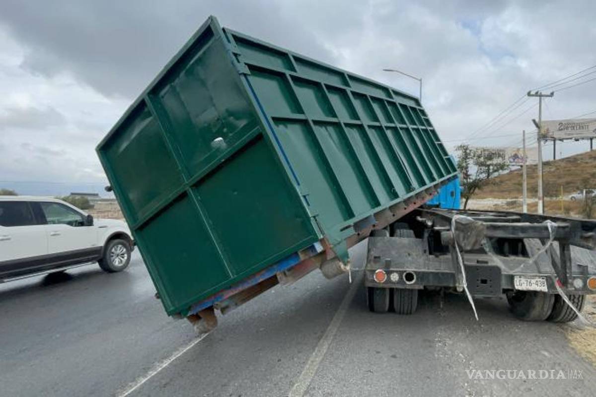 $!El contenedor quedó parcialmente desprendido en plena curva DeAcero, lo que obligó a las autoridades a cerrar un carril para evitar riesgos adicionales.