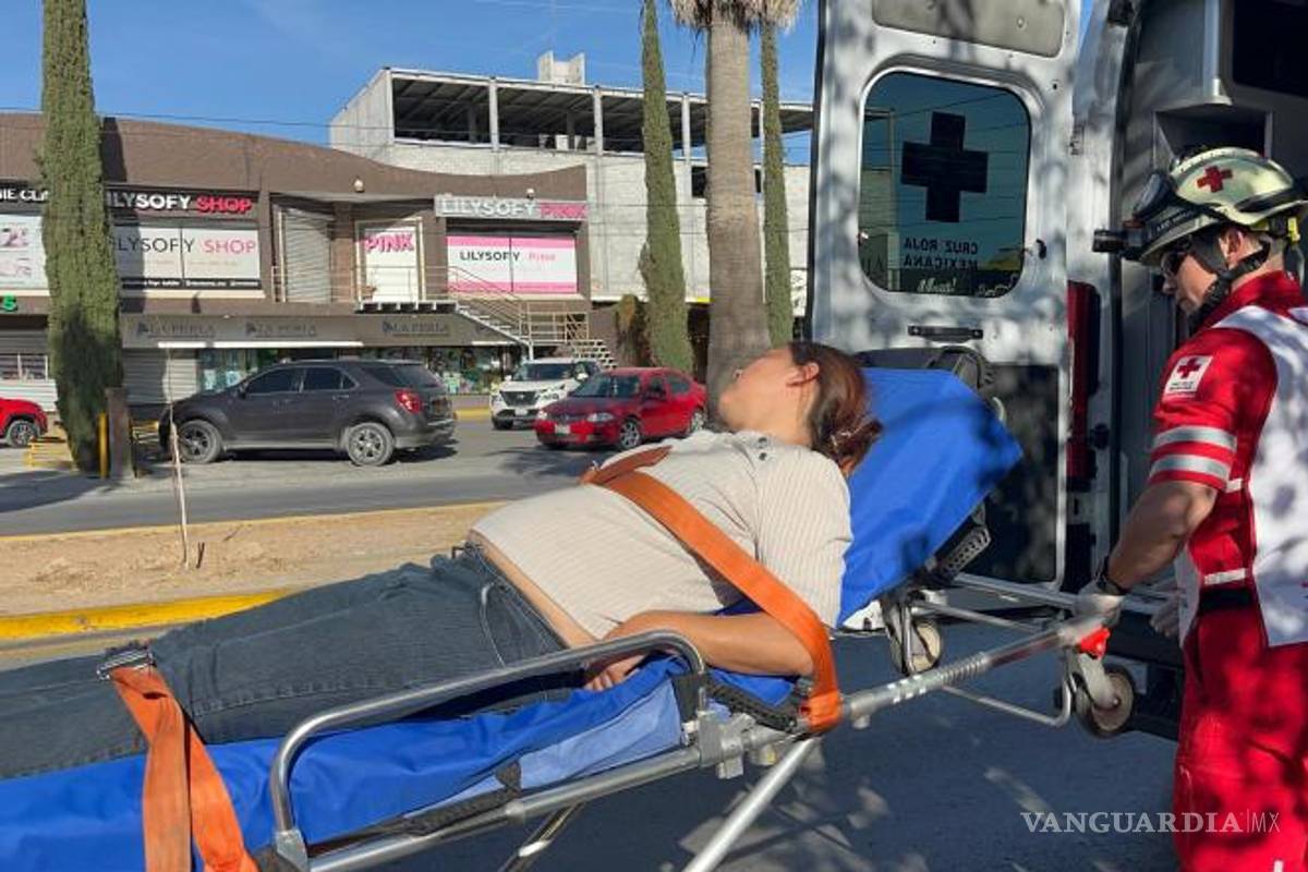 $!Elementos de emergencia atendieron a la conductora, quien sufrió una descompensación de glucosa mientras manejaba en el bulevar Moctezuma.