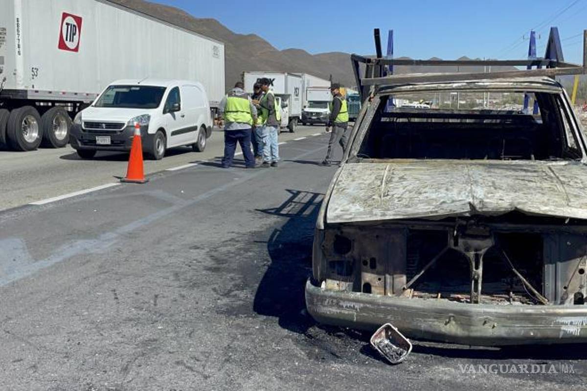 $!La unidad quedó completamente calcinada a un costado de la carretera Monterrey–Saltillo, sin que se reportaran personas lesionadas.