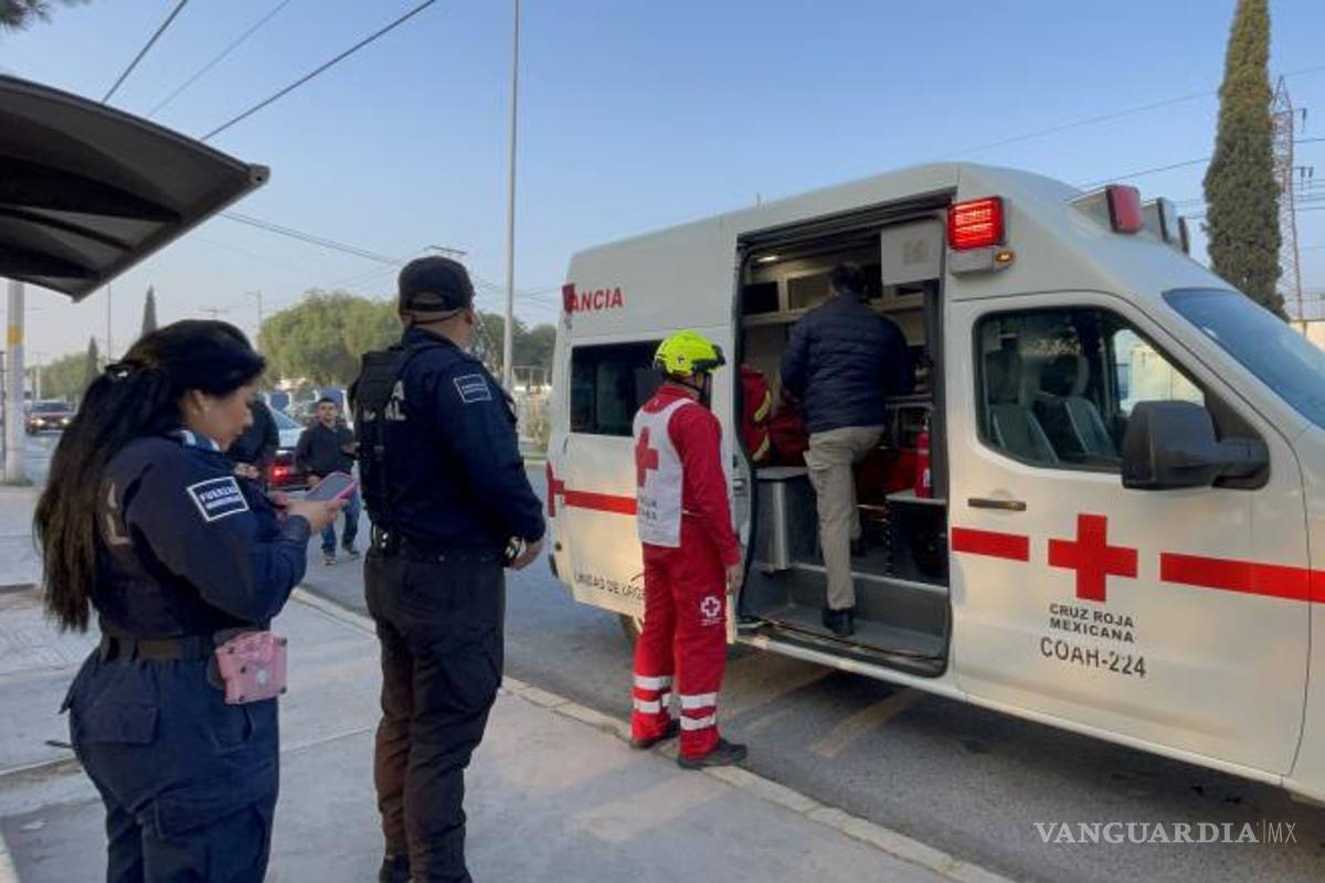 $!Septuagenaria cae de ruta 13 en Saltillo; chofer sigue su camino sin prestarle auxilio